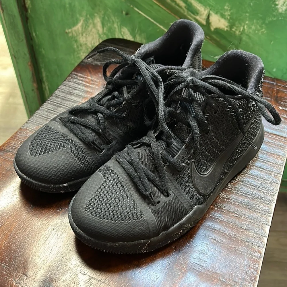 Nike Kyrie 3 Triple Black Youth Basketball Shoes Size 4.5Y (859466-005)